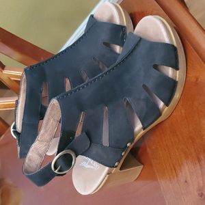 Dansko Women's Demetra Ankle Bootie Size 8.5  39